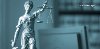 მოგზაურობის სამართალი: როგორ ვიმგზავროთ უსაფრთხოდ და დაცულად? A silver statue of Lady Justice (Themis) holding scales and a sword, symbolizing law and justice, with a blurred office background.